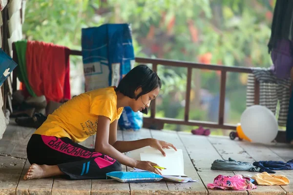 Tailandés niña aprendiendo —  Fotos de Stock