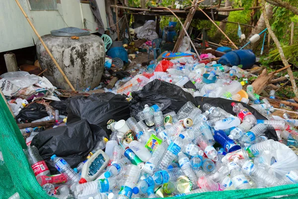 Recyclage de bouteilles en plastique — Photo