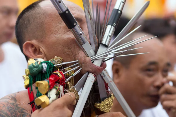 Taoistischer Anhänger mit extremen Piercings — Stockfoto