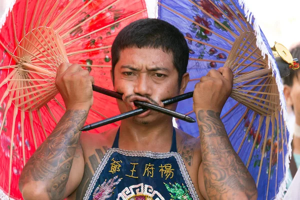 Taocu dindar aşırı piercing