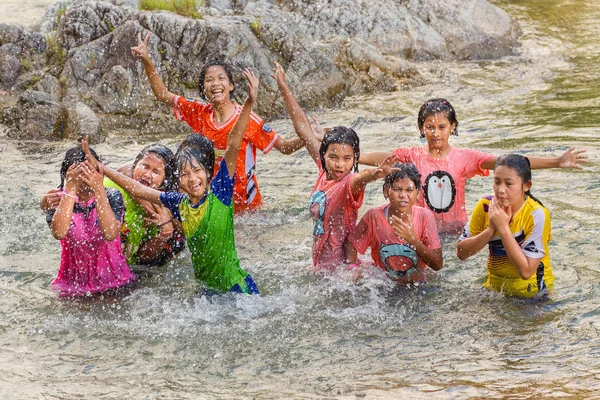 Thaise kinderen plezier in rivier — Stockfoto