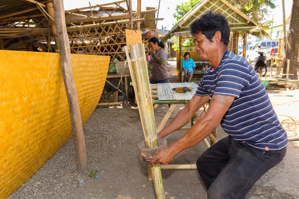 Uomo costruzione mobili di bambù — Foto Stock