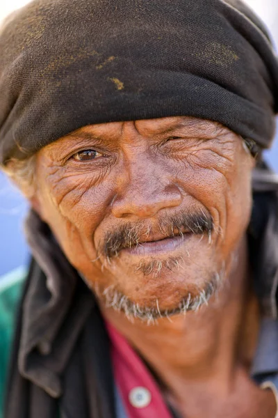 Tay evsiz bir adam portresi