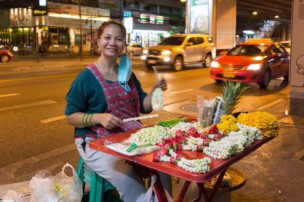 Thaise vrouw boeddhistische aanbod verkoop — Stockfoto