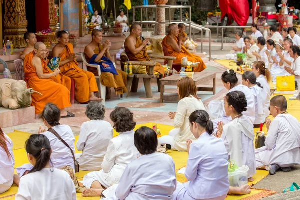 Buddhista szerzetesek és imádkozó nők — Stock Fotó