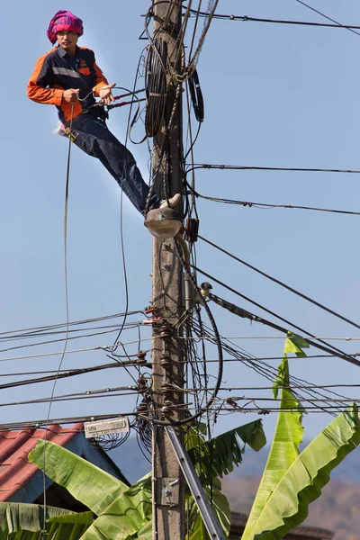 Elektrikçi kablo tamiri — Stok fotoğraf