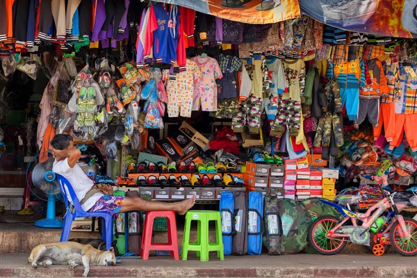Sovande säljaren i en thailändsk street butik — Stockfoto