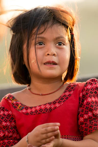 Thai petite fille portrait sous la lumière du soleil — Photo