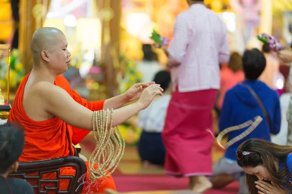 Buddhista szerzetes áldás nő — Stock Fotó
