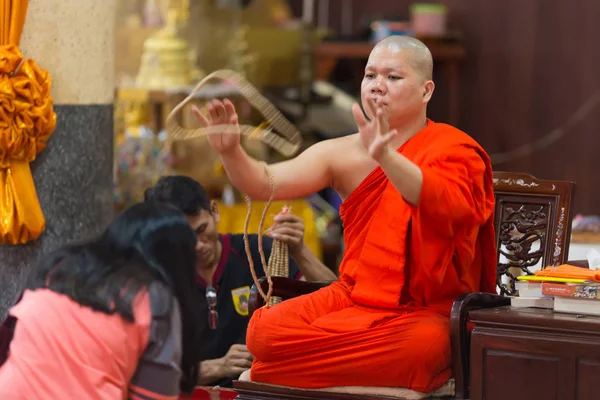 Boeddhistische monnik zegen vrouw — Stockfoto