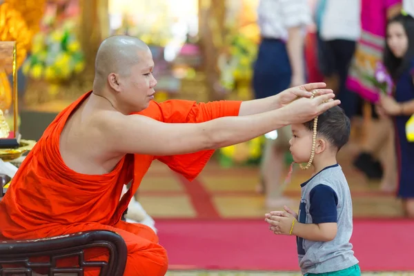Boeddhistische monnik zegen — Stockfoto