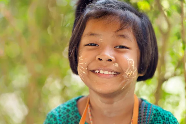 Feliz tailandés niña retrato — Foto de Stock