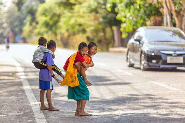 Tailandés chicos llevar niños —  Fotos de Stock