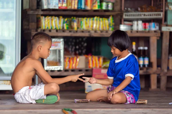 Meninos jogando jogo de papel de pedra de tesoura — Fotografia de Stock