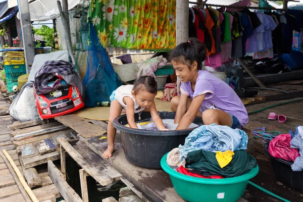 Asiático niñas lavado ropa —  Fotos de Stock