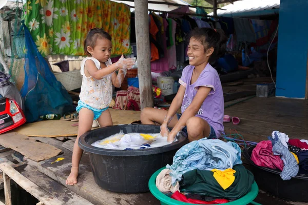 Asyalı kızlar çamaşır yıkama — Stok fotoğraf