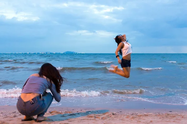 Tjejer tar foton på stranden — Stockfoto