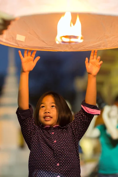 Little girl sending floating lantern — Stock Photo, Image