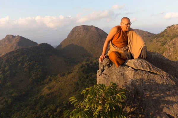 Budist ana keşiş Dağları meditasyon — Stok fotoğraf