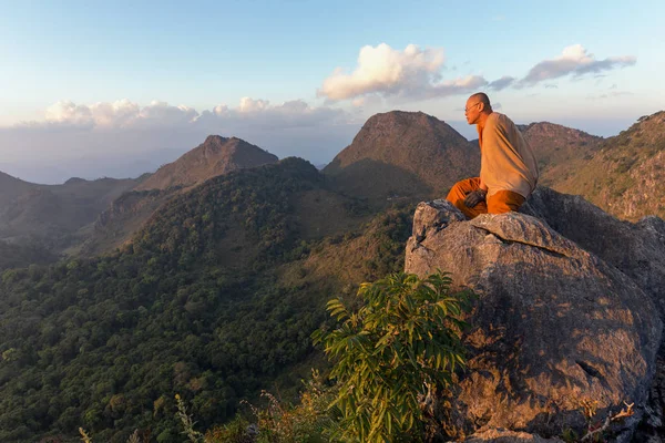 Buddhistisk master munk mediterar i bergen — Stockfoto