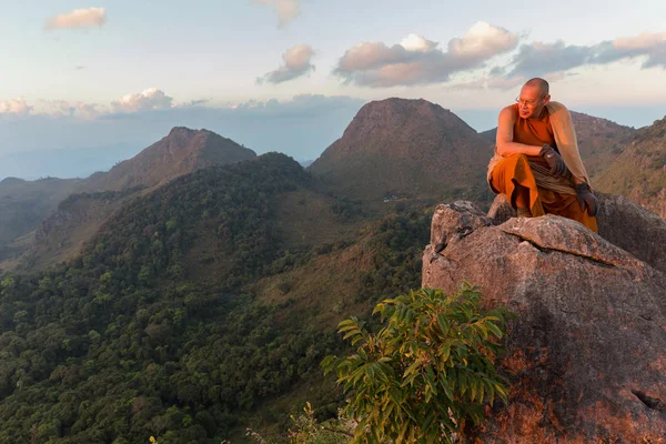 Maestro monje budista meditando en las montañas — Foto de Stock