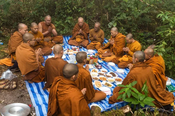 Monjes budistas rezando en la naturaleza — Foto de Stock