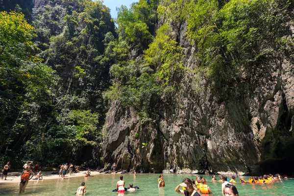 Turisti in piscina tropicale naturale — Foto Stock