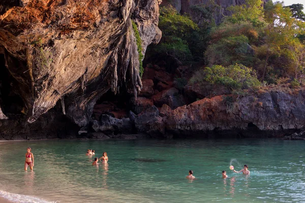 熱帯の岩のビーチで泳いで観光客 — ストック写真