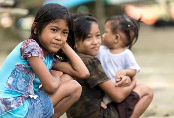 Des enfants philippins dans un village — Photo