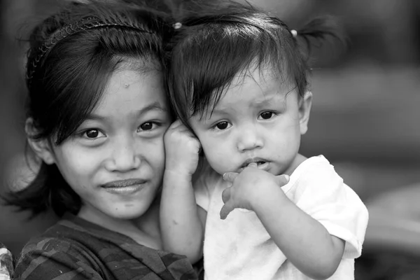 Filipino niña y hermana — Foto de Stock