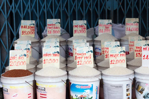 Variedades de arroz no mercado asiático — Fotografia de Stock