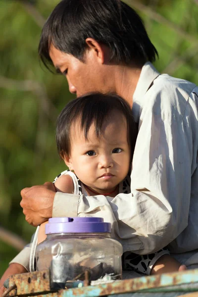 Pai vietnamita e filha pequena — Fotografia de Stock