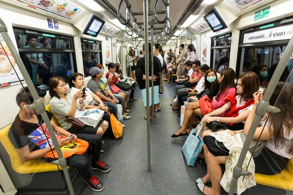 Passengers in Bangkok's skystrain — Stock Photo, Image
