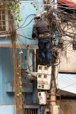 Elektrikçi kablo tamiri