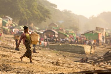 Gecekondu çalışan Birmanya kadın