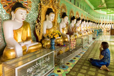 Birman kadın Buddha dua