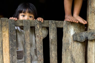 Filipinli çocuklar kameraya bakıyor