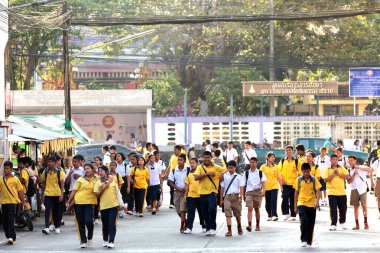 Sokakta Tay öğrenci
