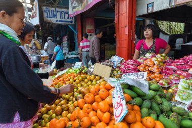 Tay pazarında tropicals meyve