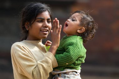 Nepal kız ve erkek kardeşi