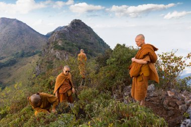 Budist ana keşiş Dağları meditasyon
