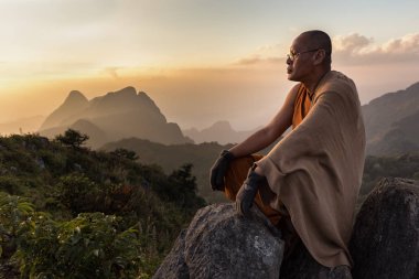 Budist ana keşiş Dağları meditasyon