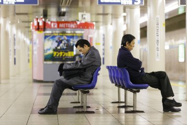 Japon işadamı metroda uyku