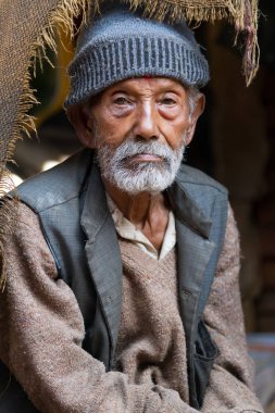 Nepal adam yaşlı