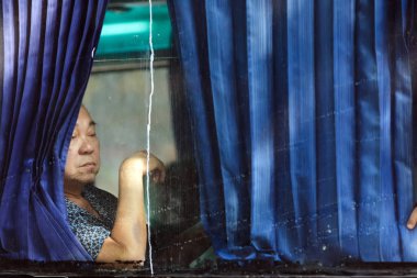 Otobüs pencereden Çinli adam