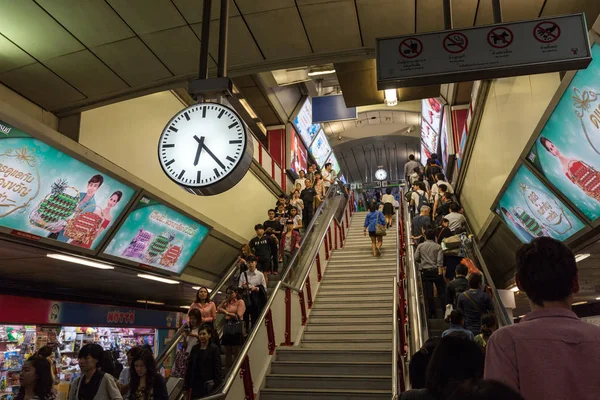Passengers in Bangkok's skystrain underground — Stock Photo, Image
