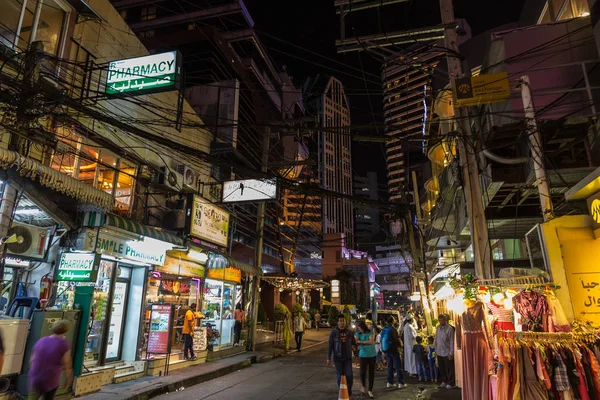 Busy Bangkok rua à noite — Fotografia de Stock