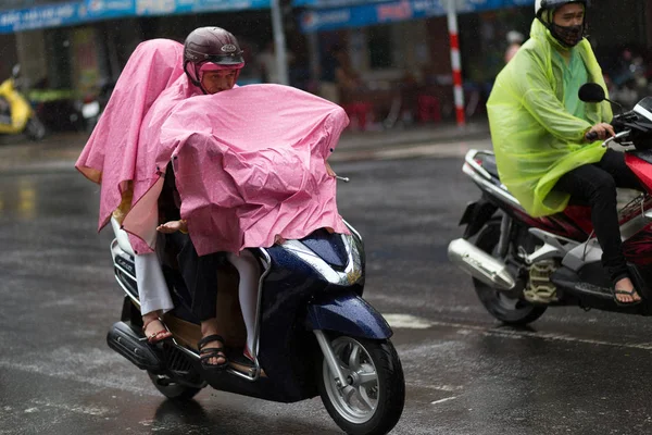 Ağır yağmur altında motosiklet sürme — Stok fotoğraf