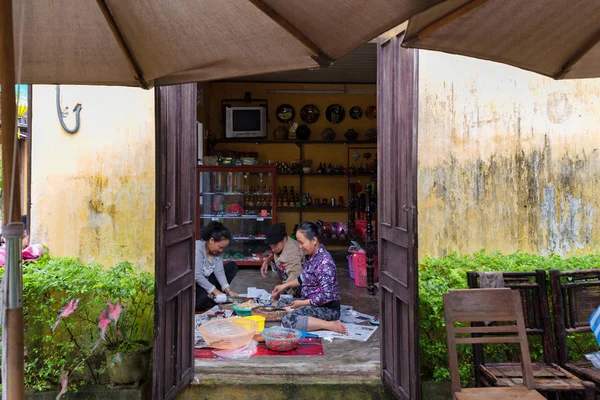 亚洲妇女砍香料 — 图库照片