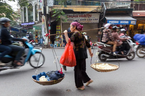 Vietnamca sokak satıcısı — Stok fotoğraf